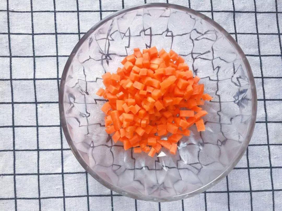 胡萝卜切碎。