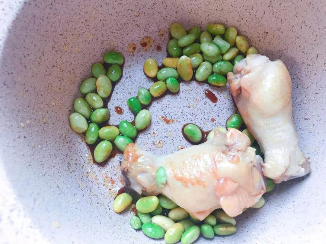 放入毛豆，翻炒均匀。