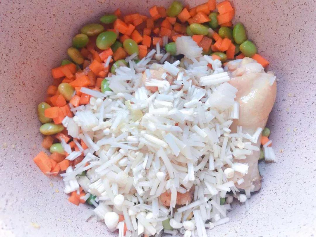 加入金针菇翻炒均匀。