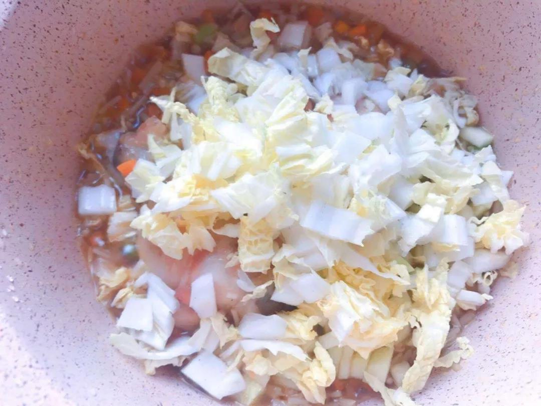 开小火，加入娃娃菜，盖上盖子焖至食材软烂。