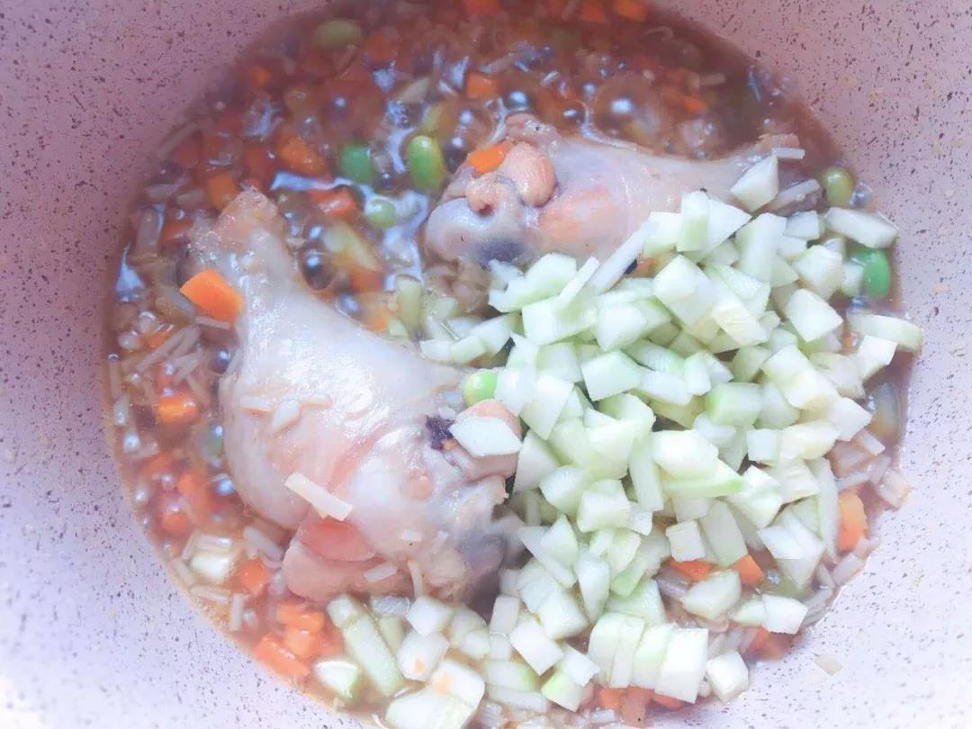 水开了以后加入西葫芦。