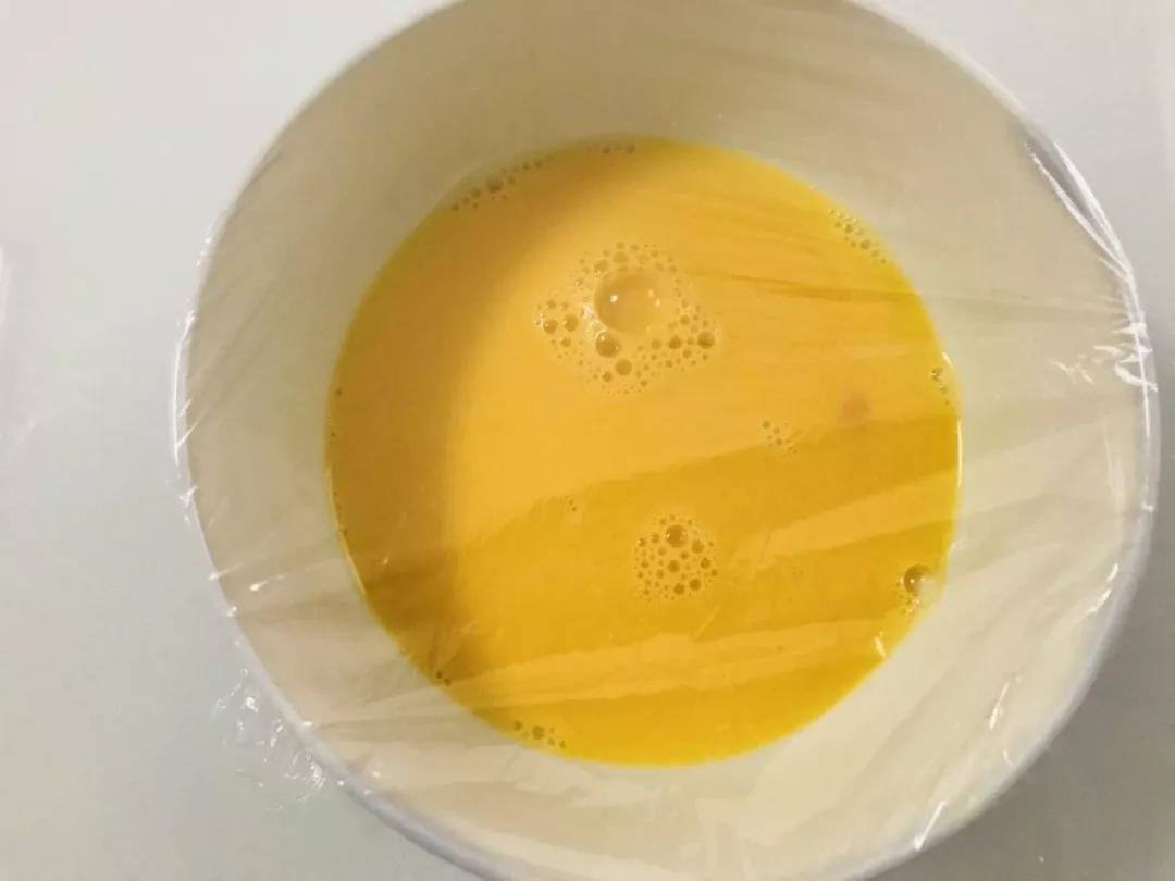 鸡蛋打散倒入温开水30克，加入少许的虾皮粉提味。