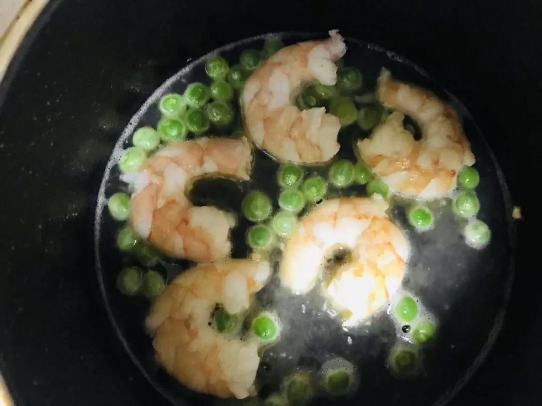 锅内倒入少许油，待油热后加入虾仁翻炒变色再加入豌豆翻炒片刻加入60克水，煮5分钟。