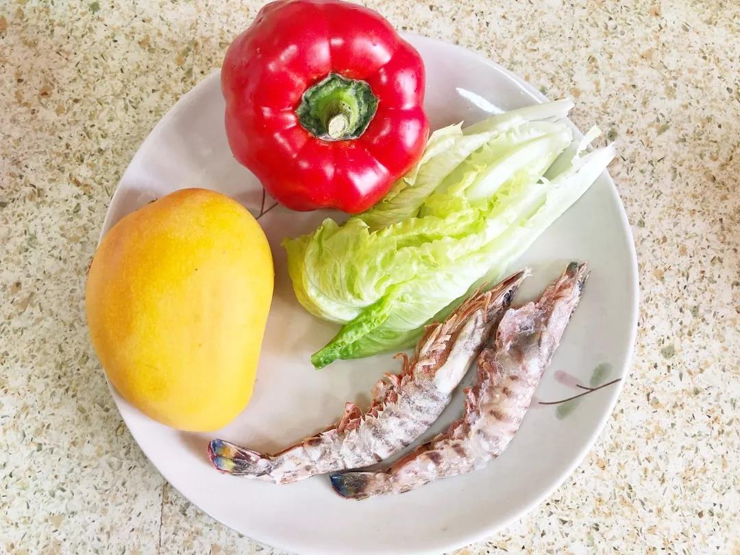 甜椒洗净去蒂，海虾洗净去壳去虾线，生菜叶洗净，芒果洗净去皮去核。
