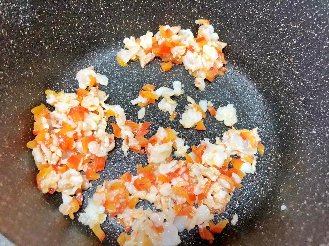放入虾仁片继续翻炒至变色。