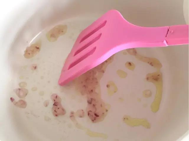 锅里倒油炒香洋葱。
