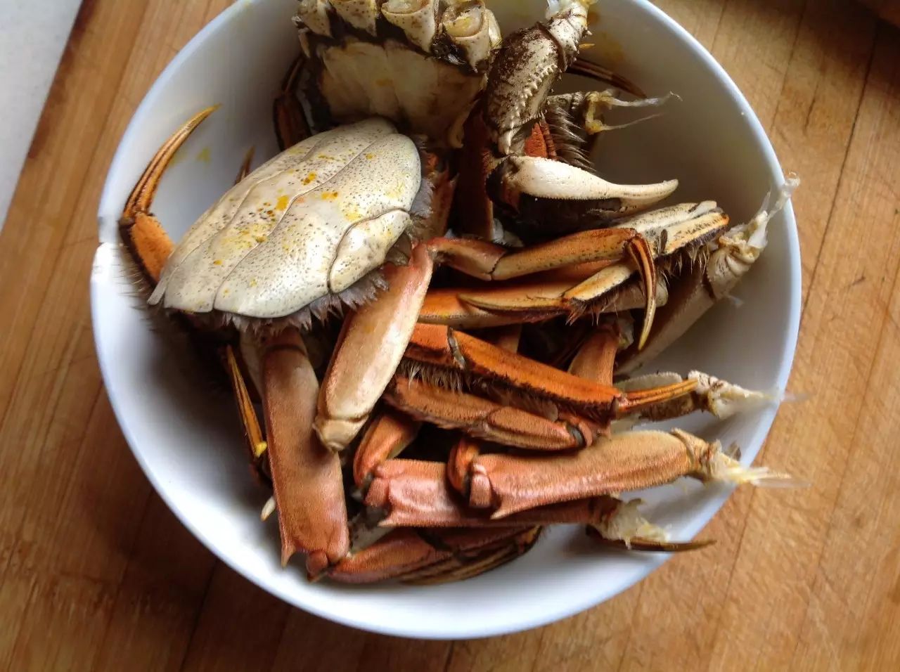 螃蟹上锅蒸15分钟蒸熟。