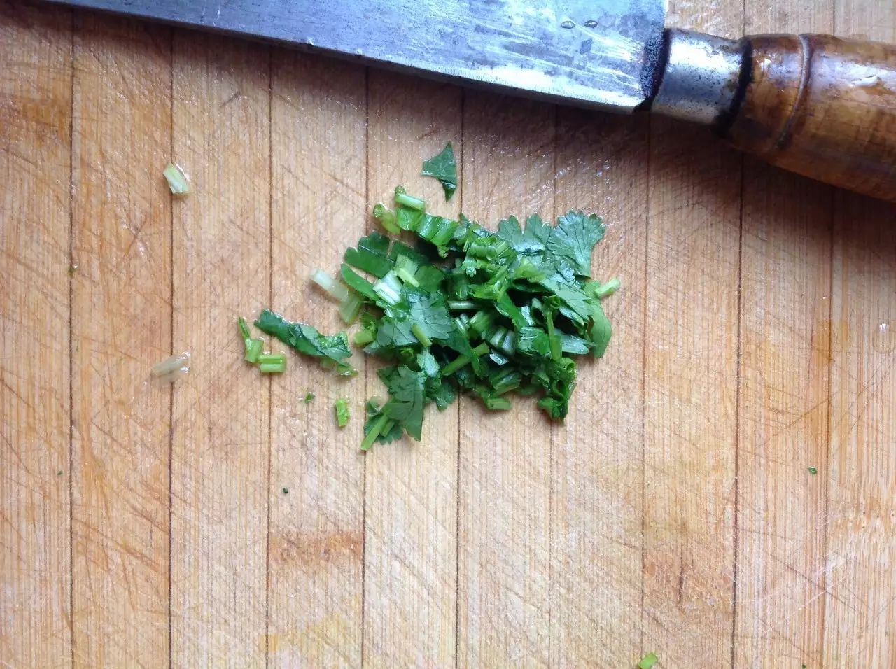香菜2根剁碎。