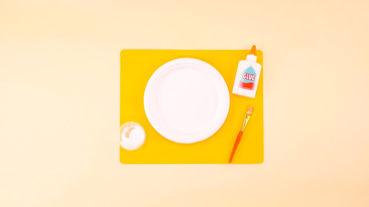 步骤2：在纸盘的内侧涂上均匀的白色胶水，覆盖整个表面。