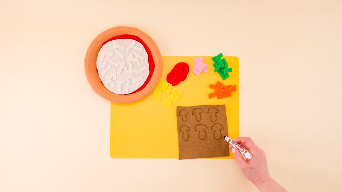 步骤9：要制作蘑菇，请在一块棕色毛毡上绘制蘑菇形状并将其剪下来。 