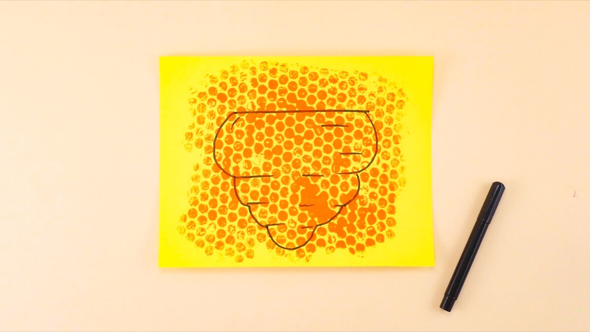 步骤4：蜂窝干燥后，切出蜂巢形状。