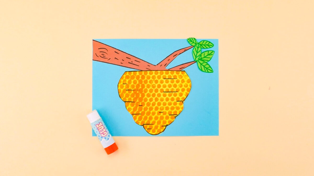 步骤5：把你所有的剪纸粘在蓝色卡纸上来制作出画面!