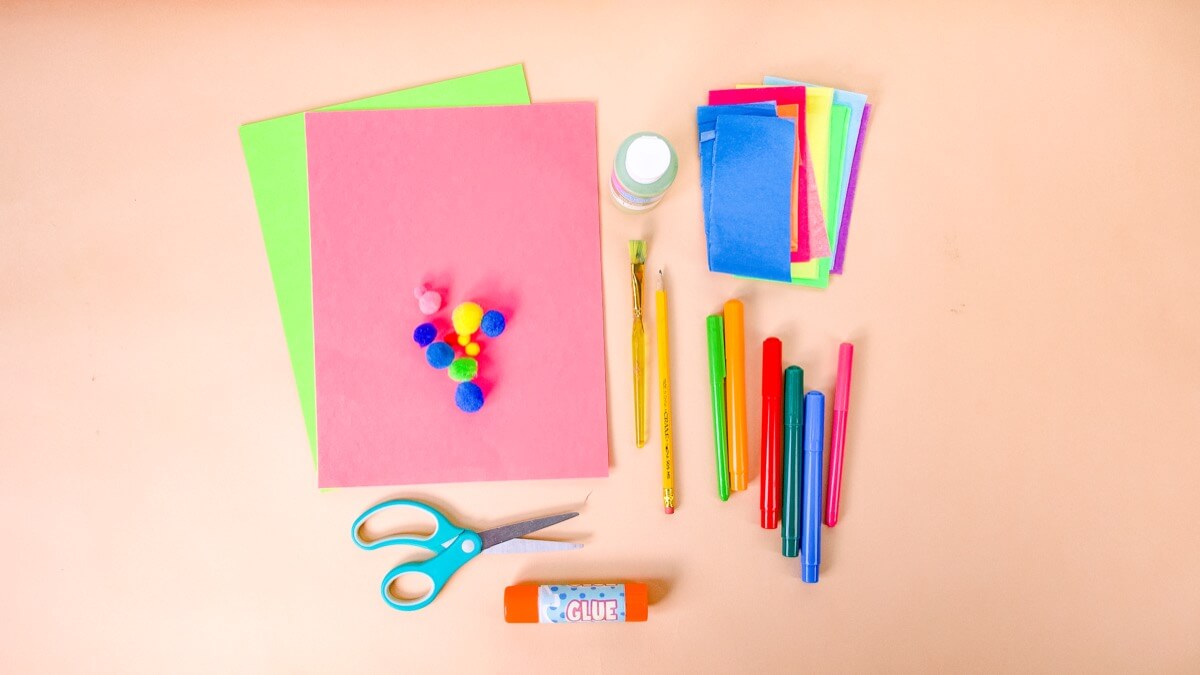 步骤1：卡纸、纸盘子、绿色颜料、画笔、胶棒、剪刀、记号笔、铅笔、卫生纸、绒球