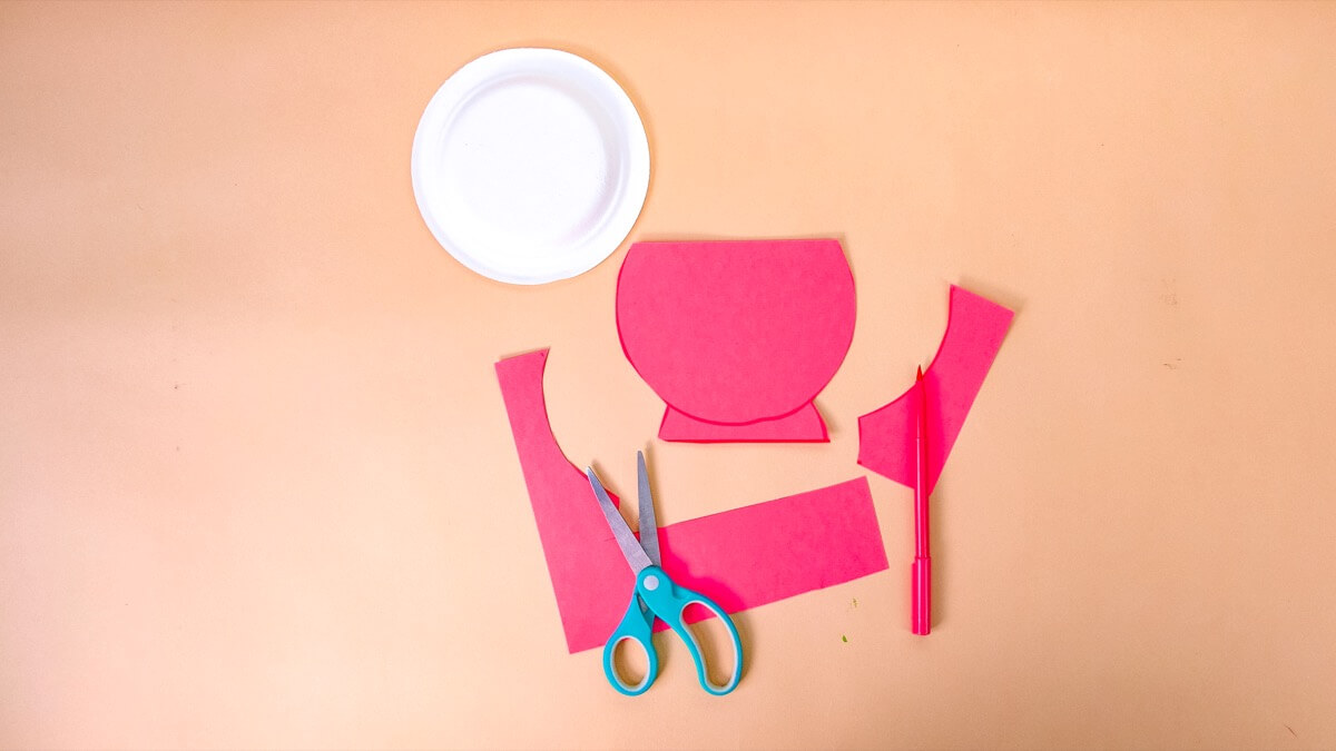 步骤4：现在让我们用卡纸制作花盆。你可以选择任何你喜欢的颜色。我们用纸盘作为模板制作了一个碗形。用记号笔描出碗的形状，确保碗的最宽部分可以容纳手印。 