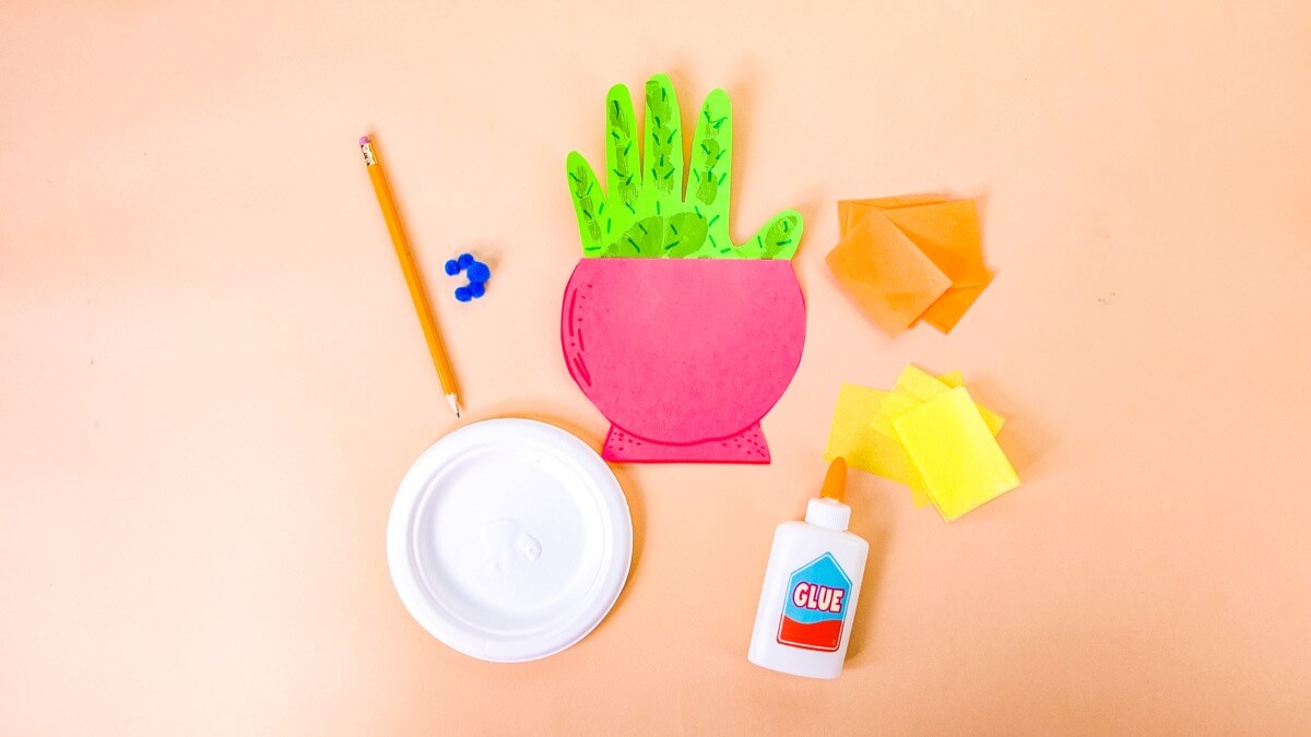 步骤6：现在是装饰的时候了！你可以用记号笔在仙人掌上画一些小线，画一些带刺的刺。