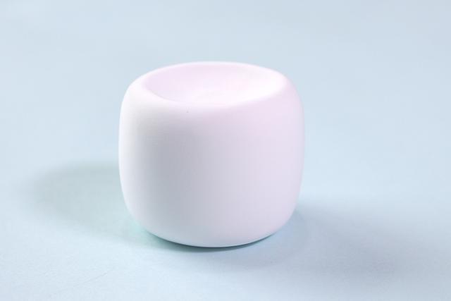 步骤1：先来做小花盆，用白色粘土做一个圆柱形。