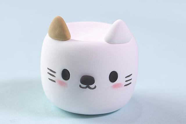 步骤3：用姜黄色粘土和白色粘土各做一只耳朵粘上，这是小猫咪的花盆哦~