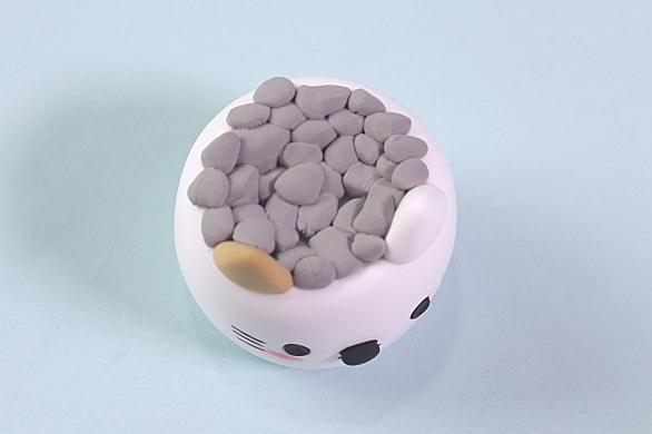 步骤4：用灰色粘土做一些不规则的形状作为小石子。