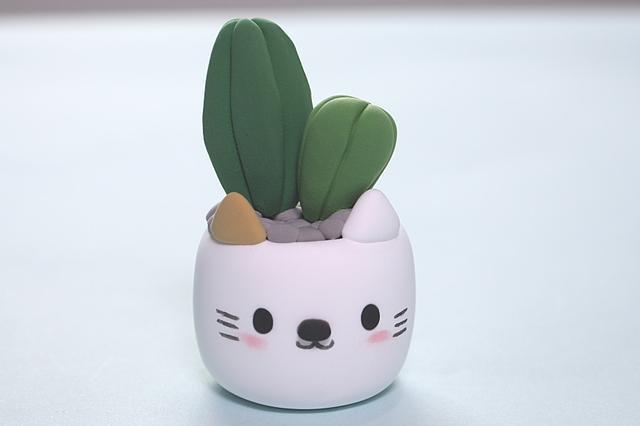 步骤7：然后再做出一个胖乎乎的仙人掌，两个一起“栽”到花盆里，如图所示。