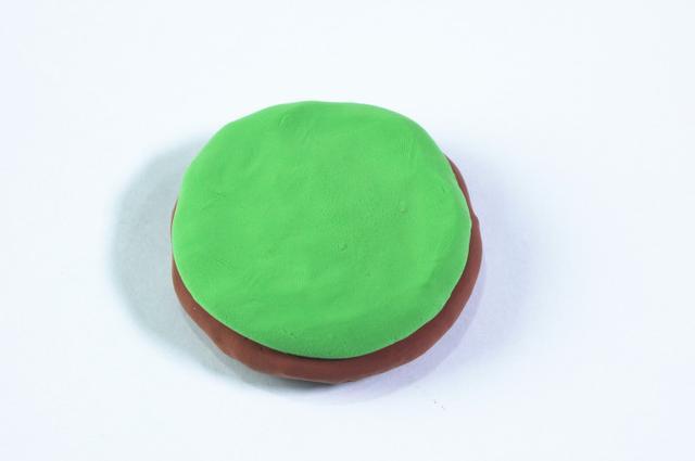 步骤2：褐色圆饼上面粘上绿色圆饼。
