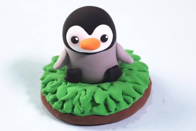 步骤9：用灰色粘土做出企鹅的翅膀。