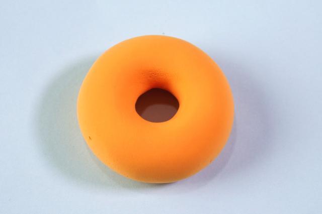 步骤2：用工具在中间压出一个洞。