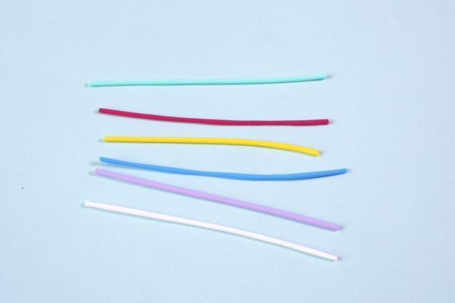 步骤4：用不同颜色的粘土揉成细条。