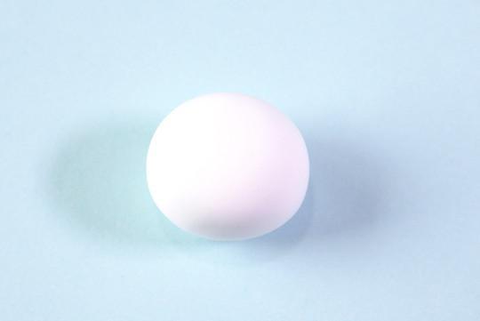 步骤6：下面开始做kitty猫，用白色粘土揉一个圆球。