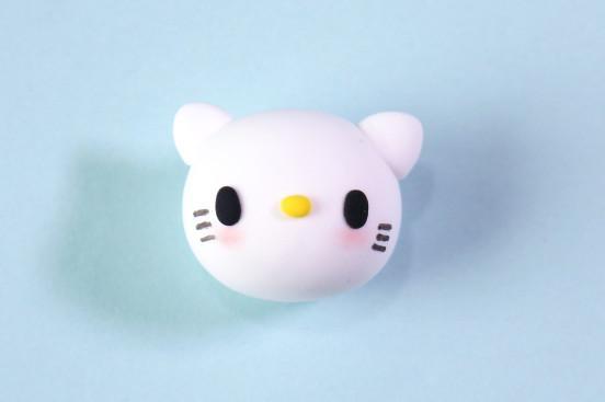 步骤8：粘上两只小耳朵，涂上腮红。