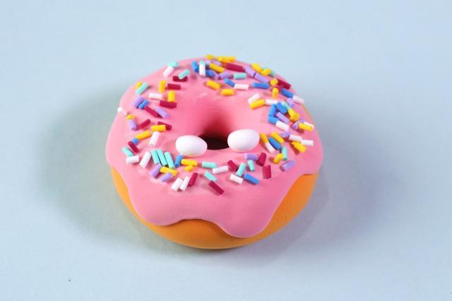 步骤10：揉两个白色圆球粘在甜甜圈上