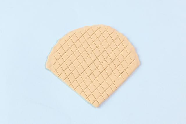 步骤2：上面用工具压出小格子，边缘压一下。