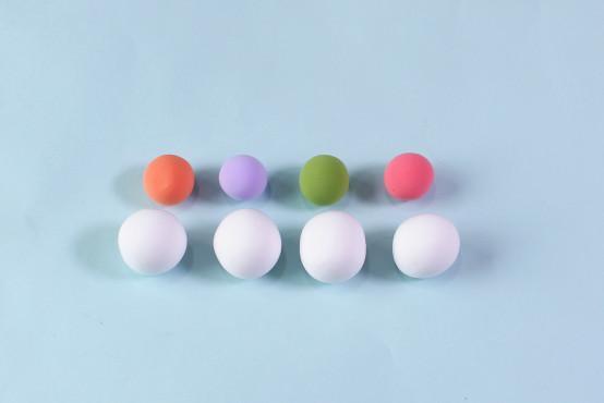 步骤4：开始做球形的冰激凌，揉四个大一点的白球，四个不同颜色的小球，大家可以根据自己的喜好选择颜色。