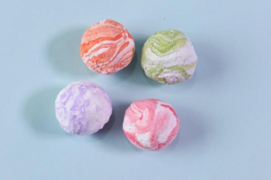 步骤5：然后一个大白球和一个小球揉在一起揉出四个混色的球。