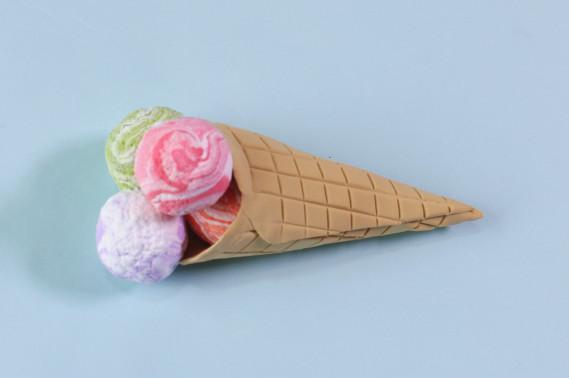 步骤6：把四个球粘到冰激凌筒里面。