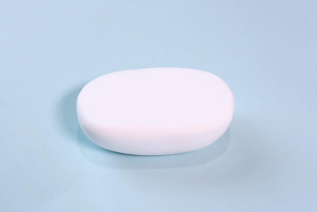 步骤1：先来做浴缸，首先用白色粘土做一个椭圆形的缸底。