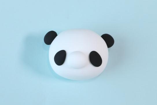 步骤2：黑色粘土做出熊猫的两只耳朵和黑眼圈，白色粘土揉一个圆球粘好，准备做嘴巴和鼻子。