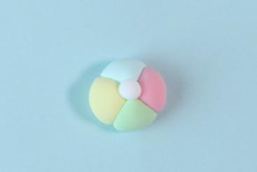 步骤4：按照图中的样子用不同颜色的粘土做出一顶小帽子。