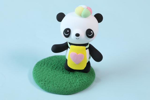 步骤10：用黑色粘土做出小熊猫的双臂。