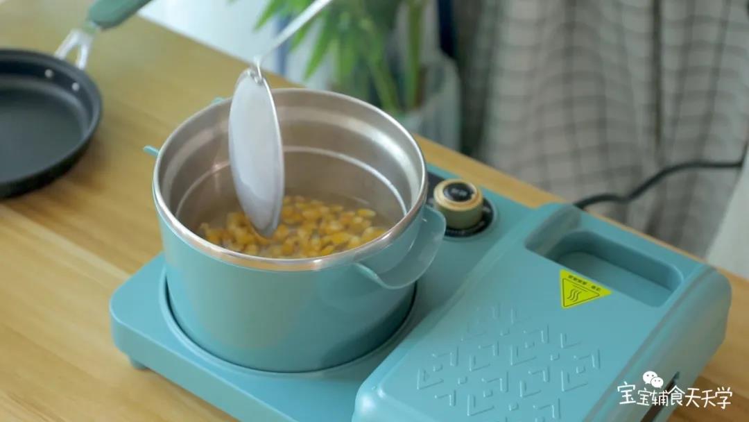 锅中水开加入玉米，烫熟后捞起沥水备用