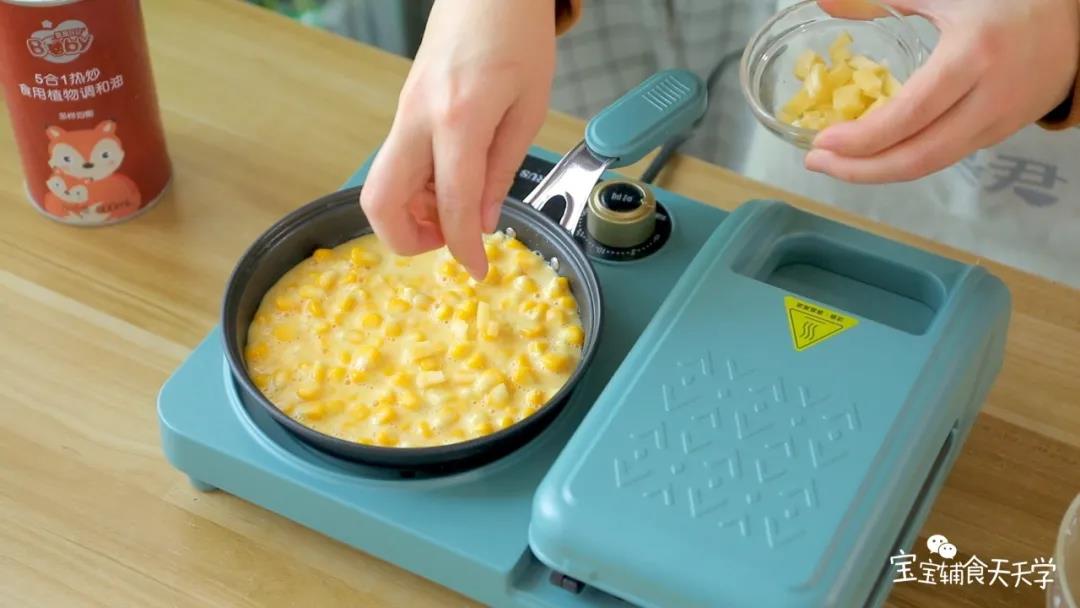 微凝固后撒上奶酪块，盖上盖子