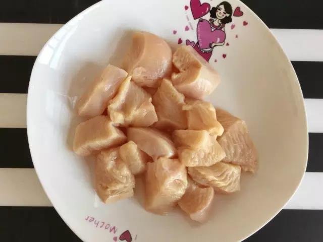 鸡胸肉洗净切块。