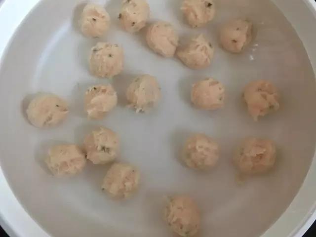 丸子下到冷水中，全部下完后开火煮熟即可。