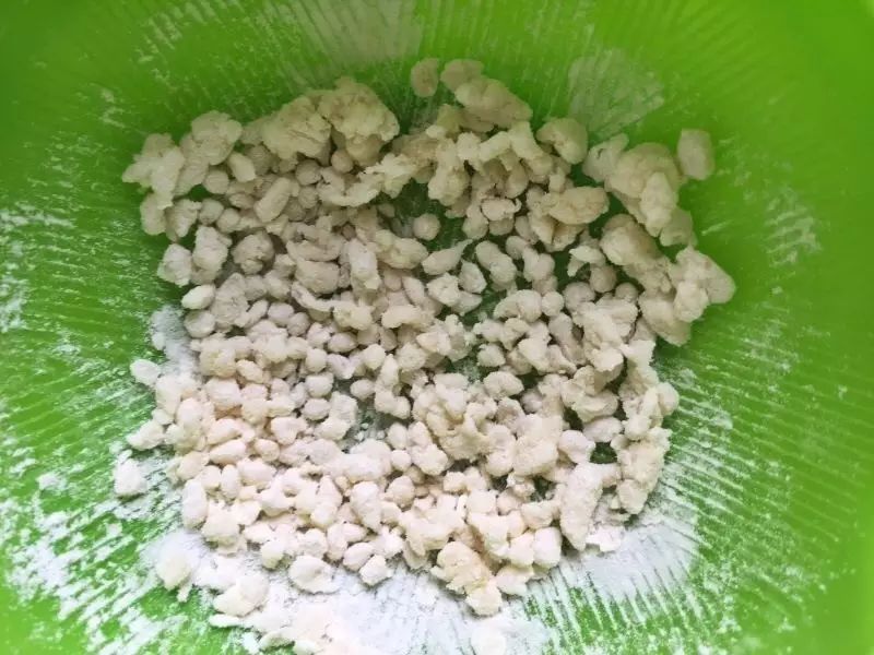 一次放少量小米到面粉里，快速用筷子搅动，让小米裹上面粉变成小疙瘩。