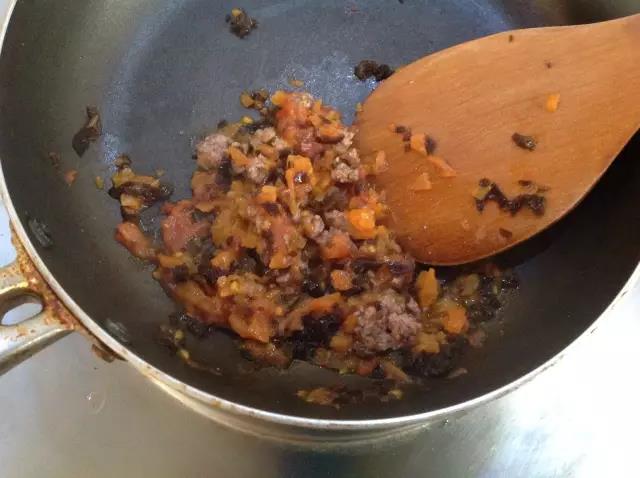 放入所有材料炒匀。