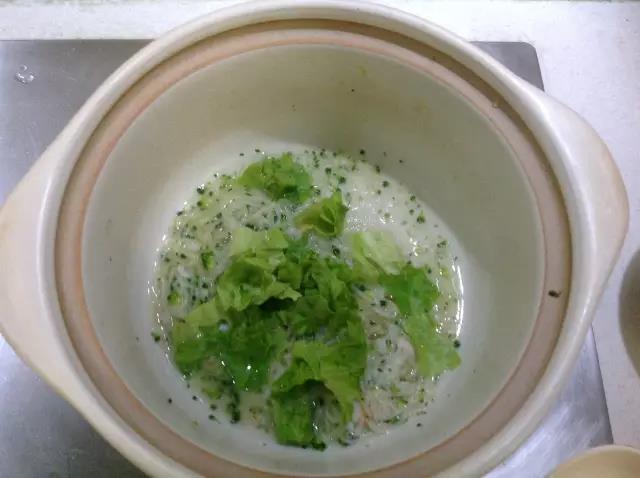 小火再煮五分钟，水基本烧干的时候，放入生菜叶搅拌一下，就可以出锅了。