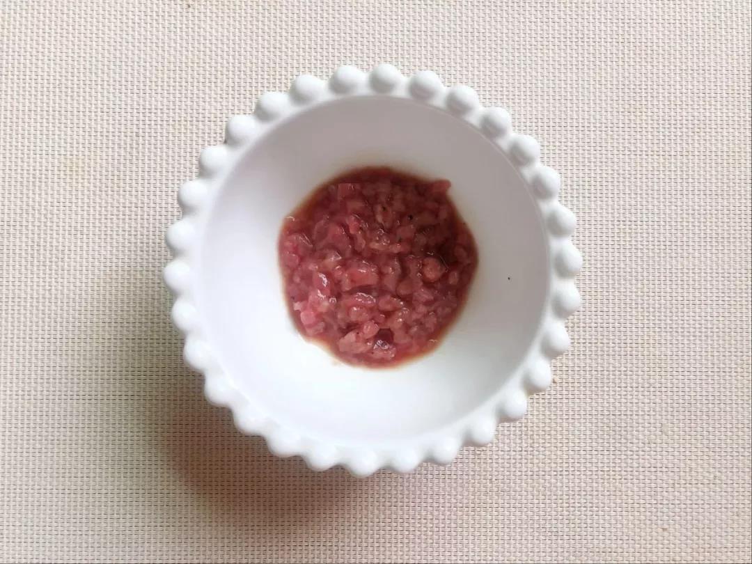 牛肉洗净剁碎，加入一点蛋清和大蒜粉腌制。