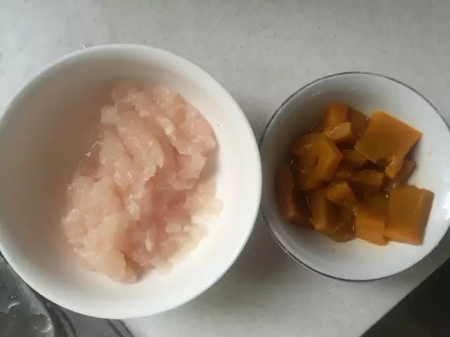 龙利鱼剁碎或绞碎，南瓜蒸熟。