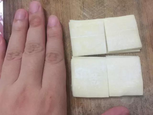 将小馄饨皮切割成合适大小，大约为半个食指长度见方