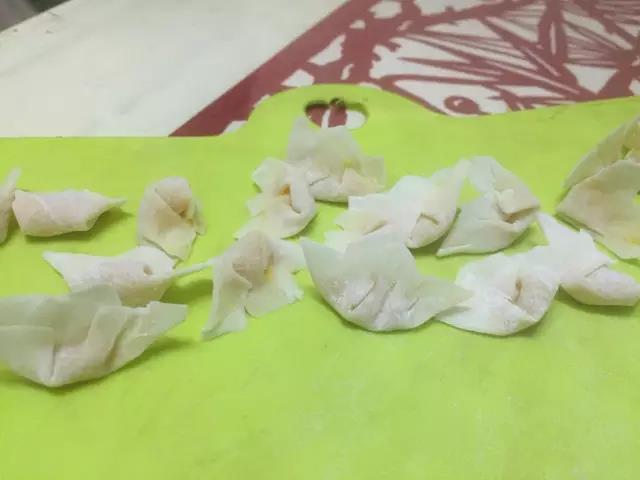 包好后吃不完的小馄饨冷冻，冻硬后收纳起来。