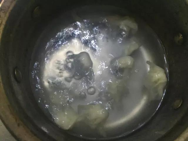 沸水里放入小馄饨，水开后加入冷水，再次沸腾后加冷水，再煮3分钟。
